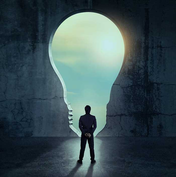 Pessoa olhando o horizonte através de uma cavidade na parede em forma de lâmpada