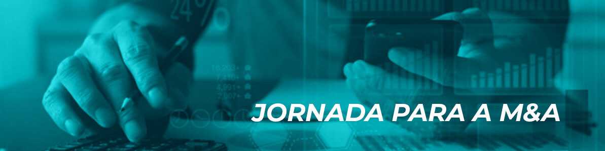 Uma mão no celular outra na calculadora